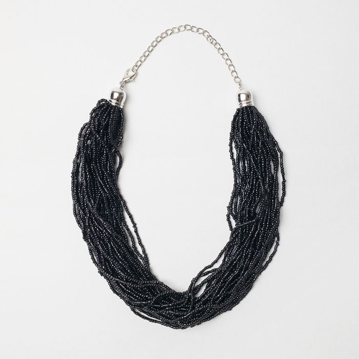Colier cu multe siruri rasucite din margelute mici negre [2]