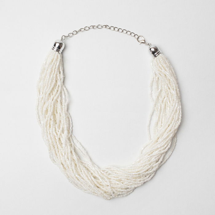 Colier cu multe siruri rasucite din margelute mici albe [2]