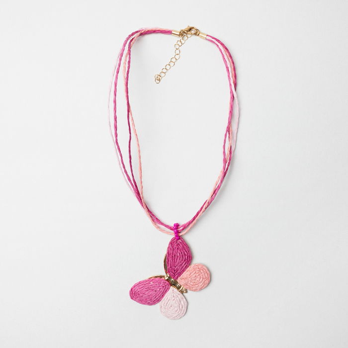 Colier cu multe siruri si fluture pandant, in nuante de roz si fucsia [2]