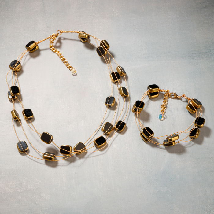 Colier delicat cu elemente negre si metalice pe fire fine aurii [2]