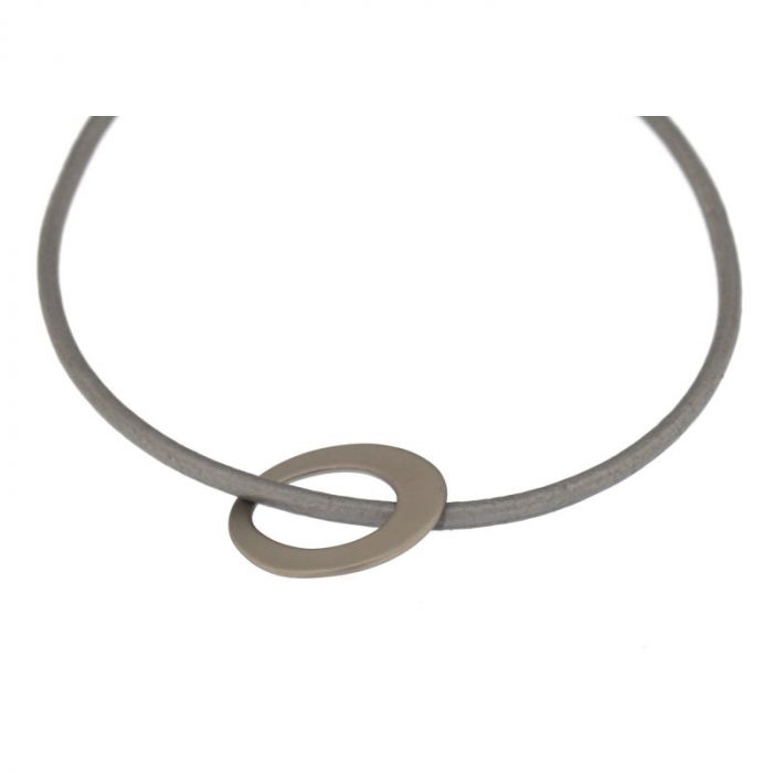 Colier minimalist cu cerc neregulat pe fir gros de piele ecologica, argintiu mat [3]