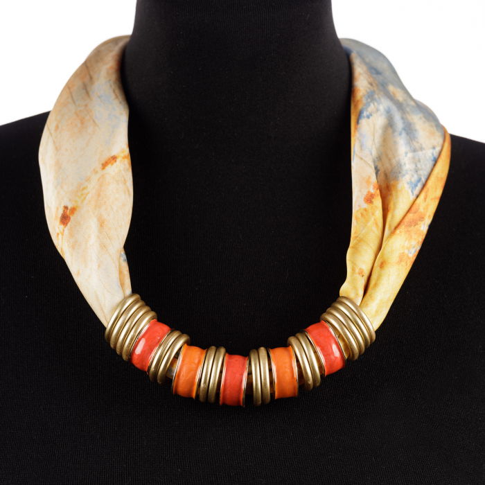 Colier esarfa cu imprimeu floral galben si inele metalice aurii si galbene [2]