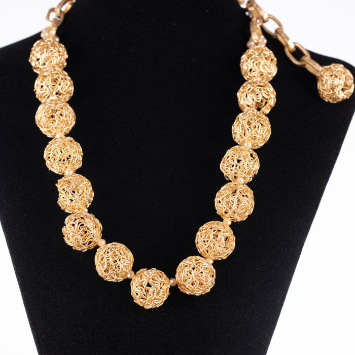 Colier metalic auriu cu bulgari sub forma de gheme din sarma [2]