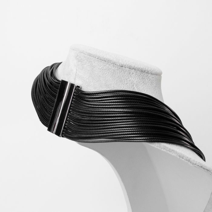 Colier negru cu multe siruri inegale [2]