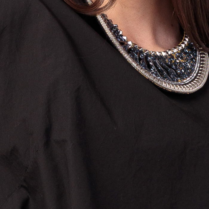 Colier semirigid cu aplicatii de metal argintii si paiete negre si gri [2]
