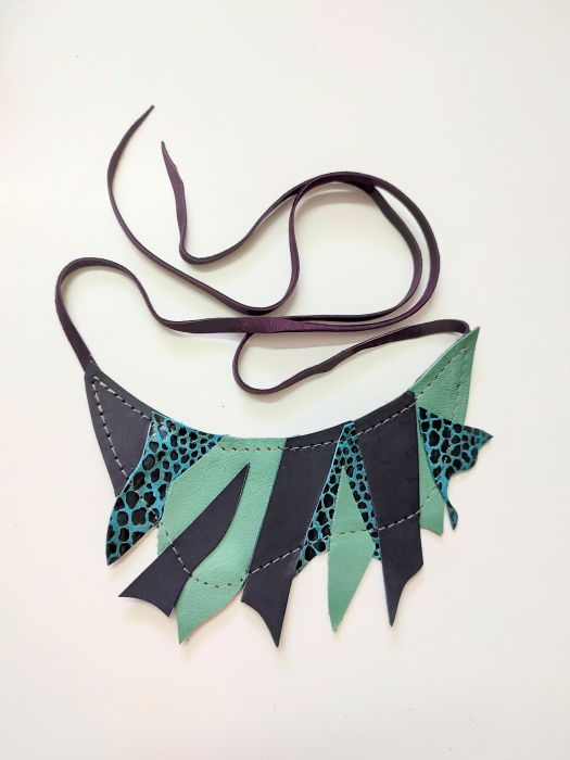 Colier din piele naturală, în nuanțe de verde smarald ,unicat [2]