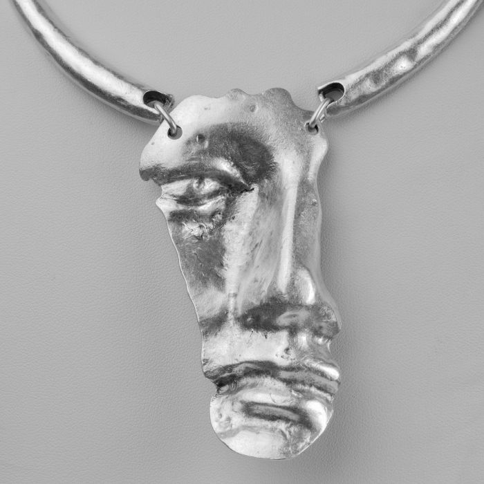 Colier la baza gatului cu pandantiv figura umana din ZAMAC, cu bare curbate in jurul gatului [2]