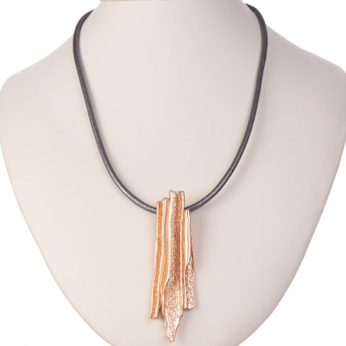 Colier din ZAMAC placat cu aur cu forma de bara cu striatii, auriu mat [2]