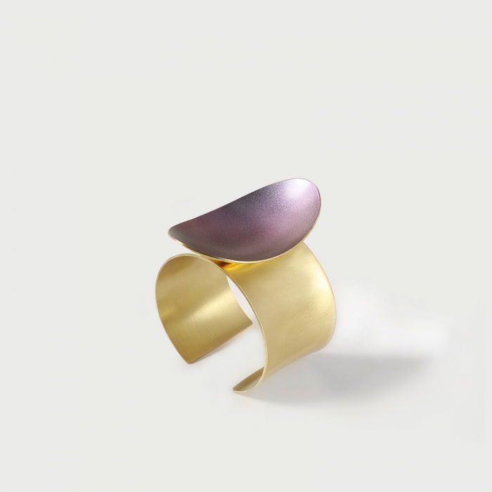 Bratara rigida Marise cu element in forma ovala cu irizatii mov, din alama placata cu aur de 24k [4]