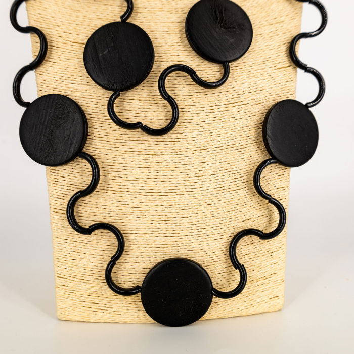 Colier lung negru cu forme rotunde din lemn – design artistic statement [2]