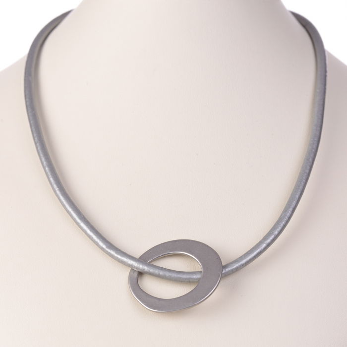 Colier minimalist cu cerc neregulat pe fir gros de piele ecologica, argintiu mat [2]