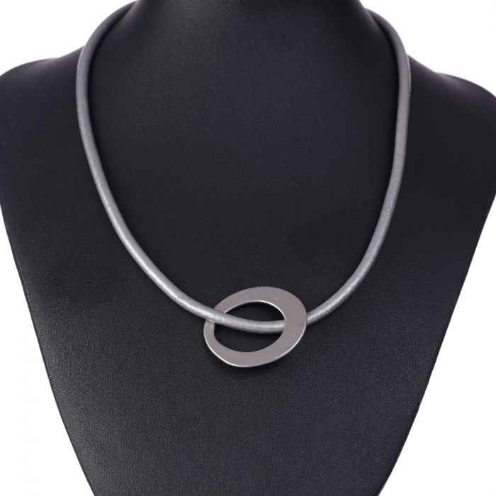 Colier minimalist cu cerc neregulat pe fir gros de piele ecologica, argintiu mat