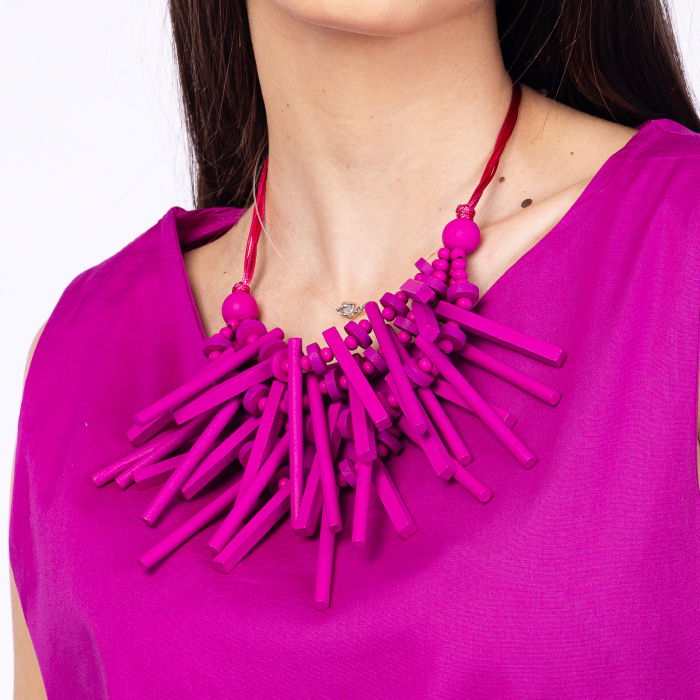 Colier reglabil cu elemente lungi si inegale din lemn fucsia [2]