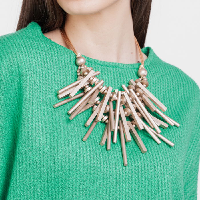 Colier reglabil cu elemente lungi si inegale din lemn auriu [2]
