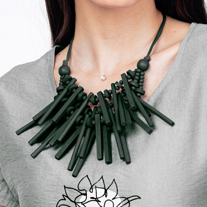 Colier reglabil cu elemente lungi si inegale din lemn verde inchis [2]