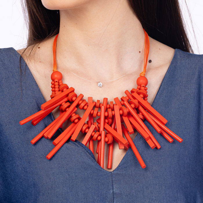 Colier reglabil cu elemente lungi si inegale din lemn corai [2]