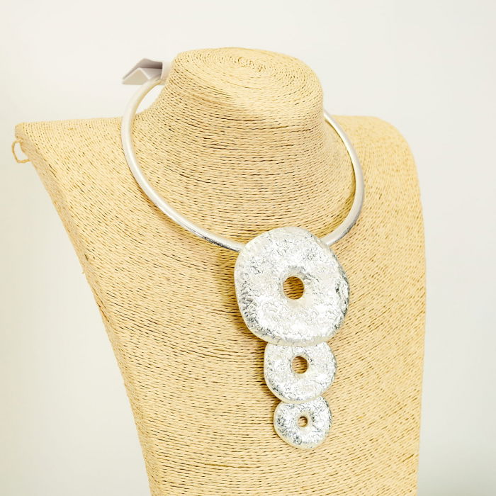 Colier rigid cu 3 cercuri din metal argintiu cu aspect de lovitura de ciocan [3]