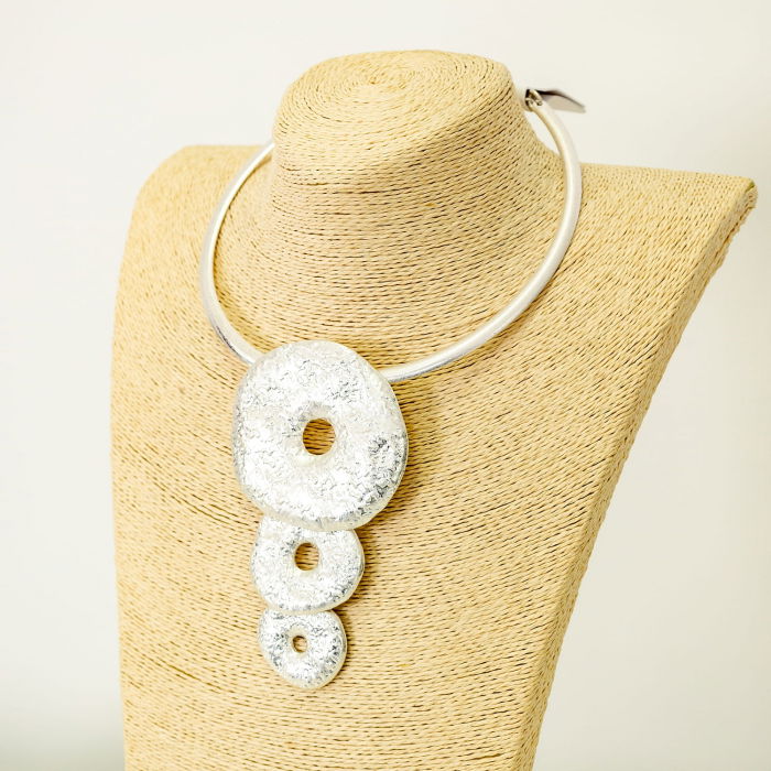 Colier rigid cu 3 cercuri din metal argintiu cu aspect de lovitura de ciocan [2]