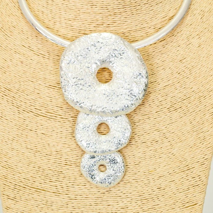 Colier rigid cu 3 cercuri din metal argintiu cu aspect de lovitura de ciocan [4]