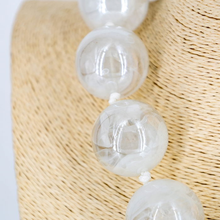 Colier scurt in stil retro, cu bile mari albe [2]