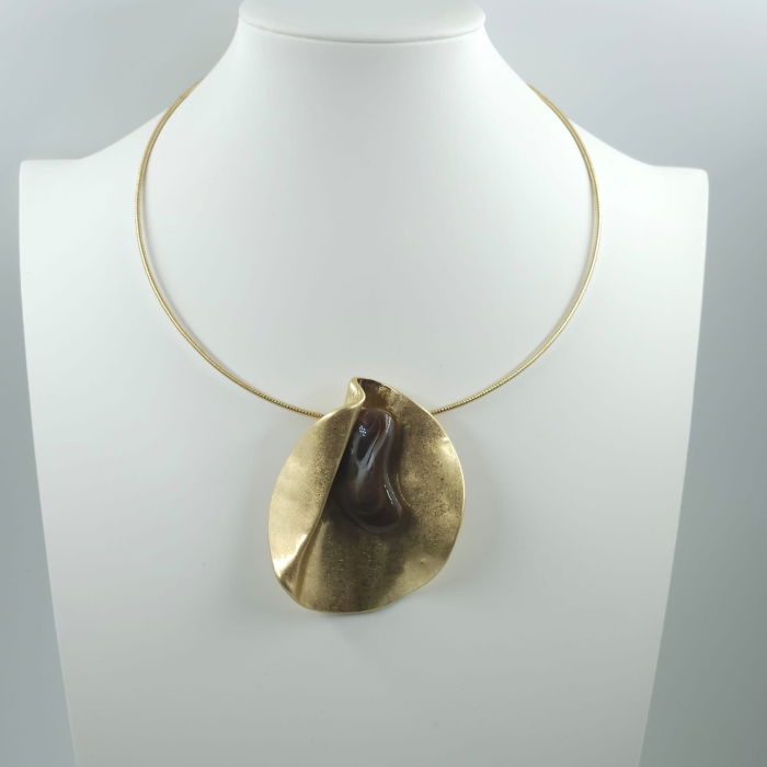 Colier semirigid auriu cu pandant antichizat si piatra sintetica maronie [3]