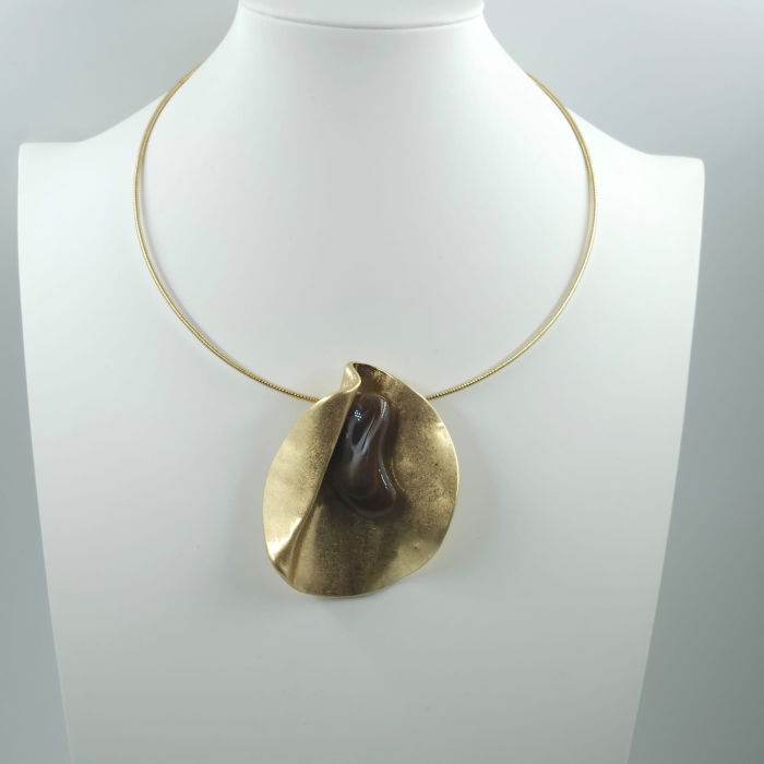 Colier semirigid auriu cu pandant antichizat si piatra sintetica maronie [1]