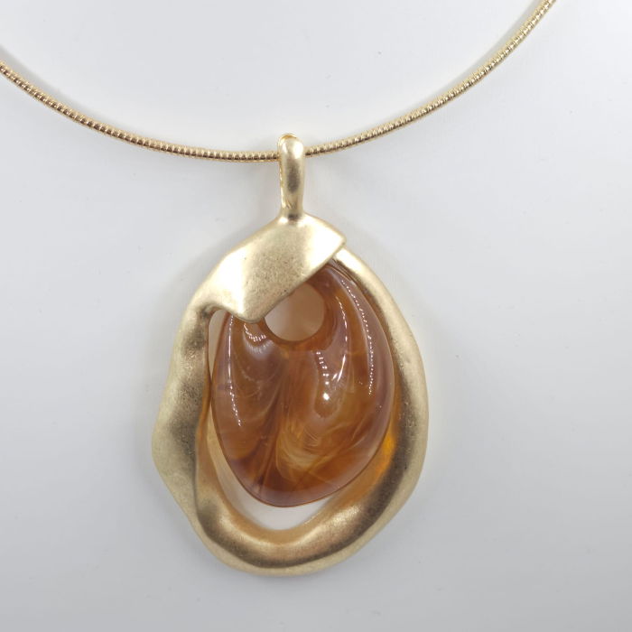 Colier semirigid auriu cu pandant antichizat si piatra din chihlimbar sintetic [4]