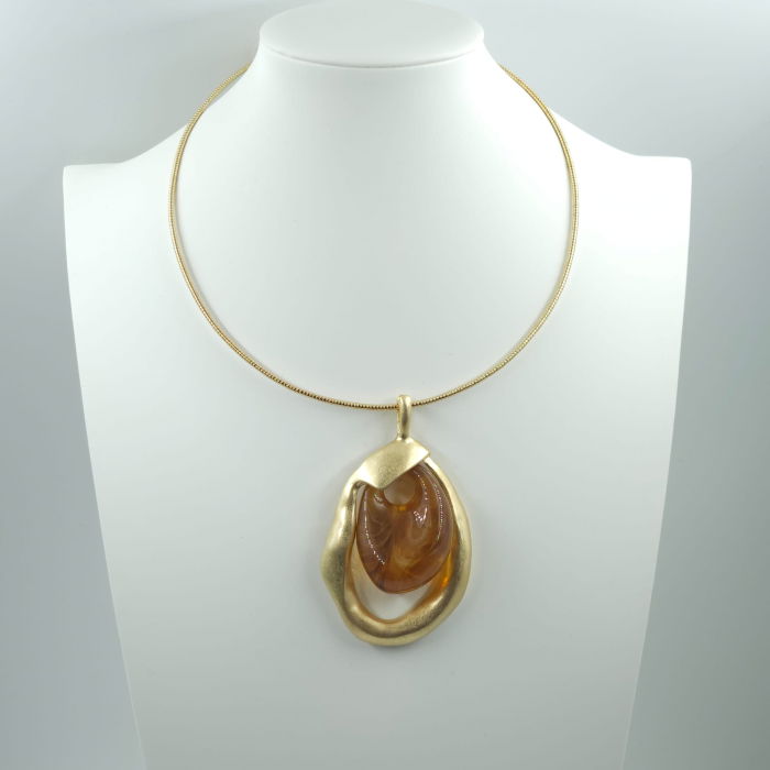 Colier semirigid auriu cu pandant antichizat si piatra din chihlimbar sintetic [7]