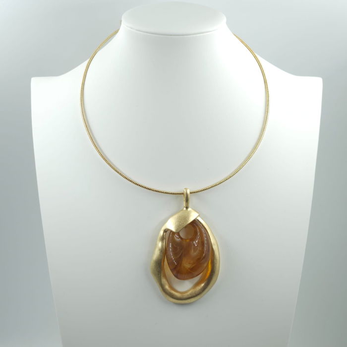 Colier semirigid auriu cu pandant antichizat si piatra din chihlimbar sintetic [2]