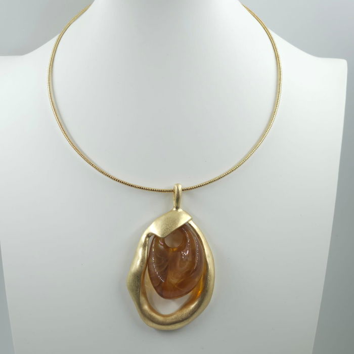 Colier semirigid auriu cu pandant antichizat si piatra din chihlimbar sintetic [6]