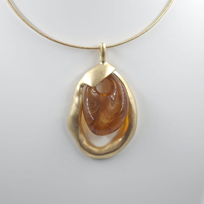 Colier semirigid auriu cu pandant antichizat si piatra din chihlimbar sintetic [5]