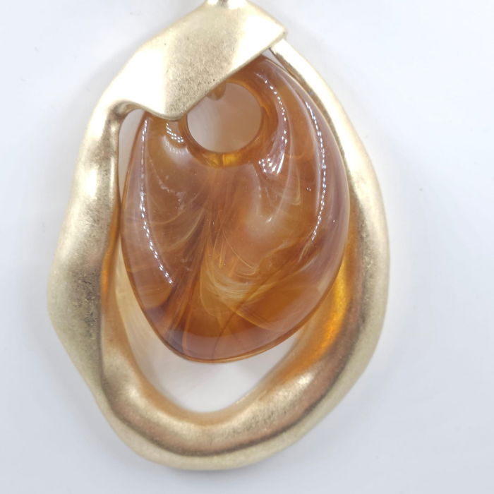 Colier semirigid auriu cu pandant antichizat si piatra din chihlimbar sintetic [3]