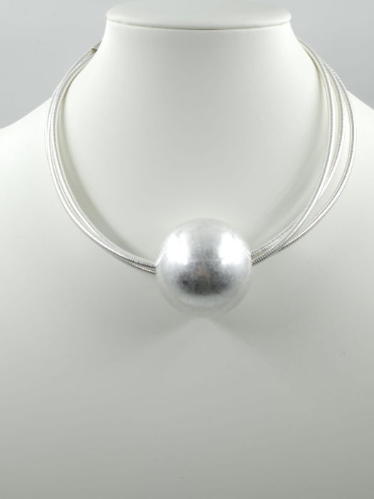 Colier semirigid cu bila metalica argintie antichizata [2]