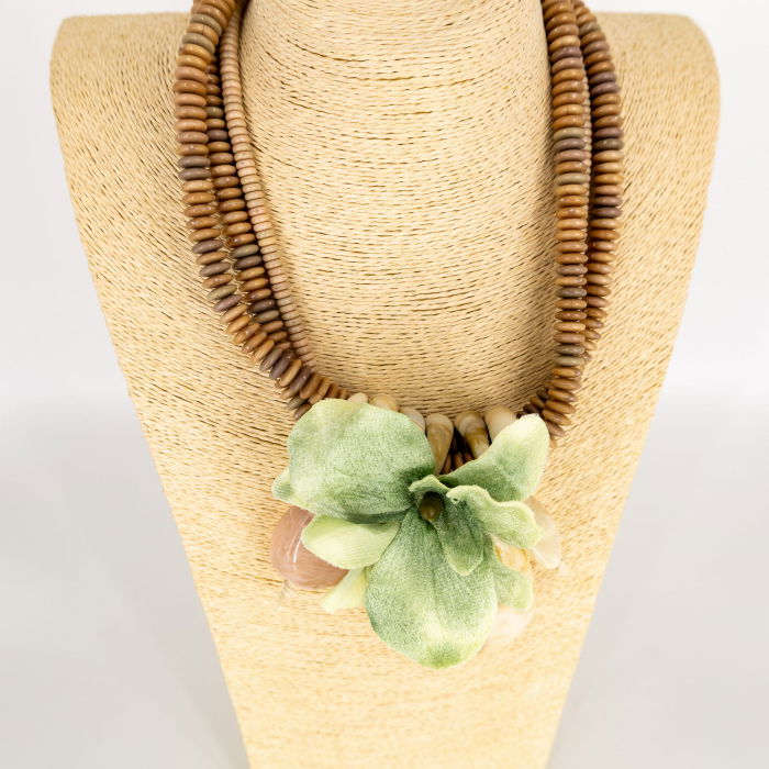 Colier statement bej cu floare verde menta in trei siruri – stil italian [4]