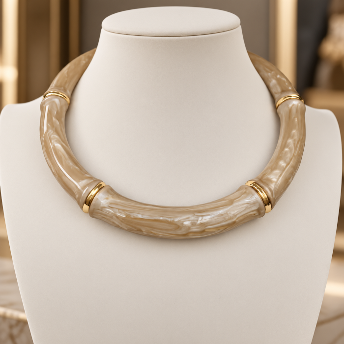 Colier statement cu design sculptural, bej marmorat cu auriu