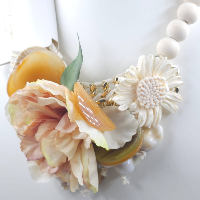 Colier statement cu flori decorative 3D si elemente pastelate bej ,   design artistic