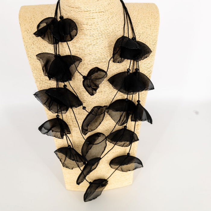 Colier diafan in cinci siruri cu maci stilizati din organza [5]