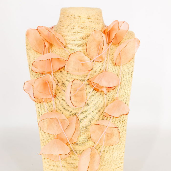 Colier statement roz pudra cu petale textile de mac 3D din organza - design artistic italian [2]