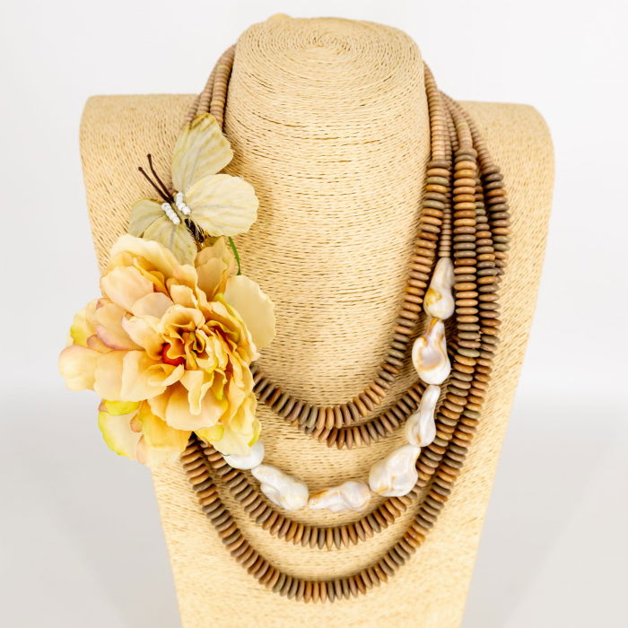 Colier statement bej cu floare și fluture in mai multe siruri – stil italian [1]