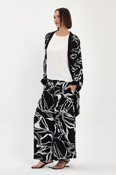 Compleu 3 piese cu bluza alba, pantaloni si blazer cu imprimeu alb-negru [10]