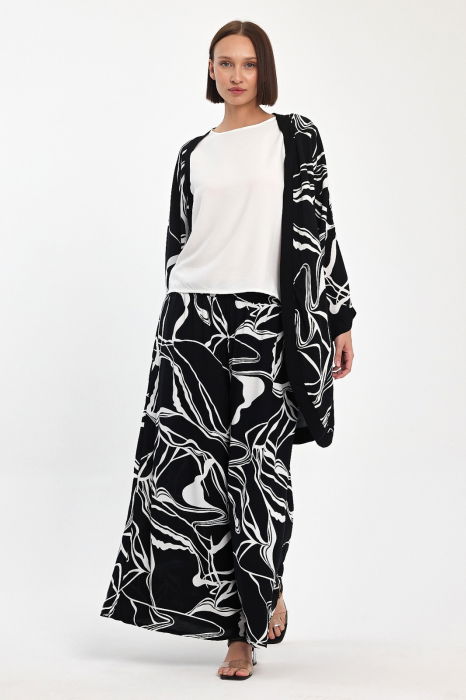 Compleu 3 piese cu bluza alba, pantaloni si blazer cu imprimeu alb-negru [4]