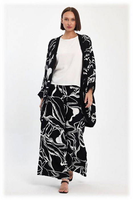 Compleu 3 piese cu bluza alba, pantaloni si blazer cu imprimeu alb-negru [2]