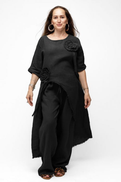 Compleu cu flori aplicate din in, cu bluza tunica mai lunga in spate si pantaloni, negru [2]