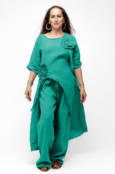 Compleu cu flori aplicate din in, cu bluza tunica mai lunga in spate si pantaloni, turcoaz