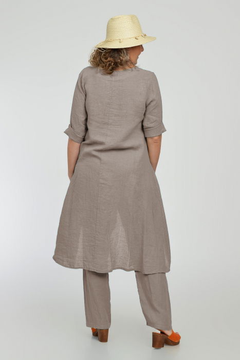 Compleu din in, cu nasturi decorativi, cu pantaloni si bluza tunica mai lunga in spate, bej inchis [3]