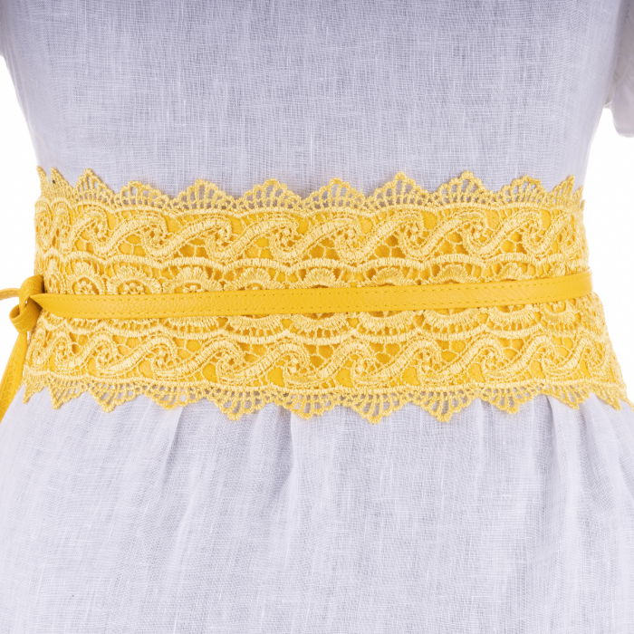 Curea lata de 10 cm petrecuta galbena cu aplicatie din broderie textila