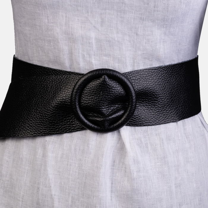Curea neagra din piele naturala cu latime de 7 cm, catarama rotunda imbracata in piele