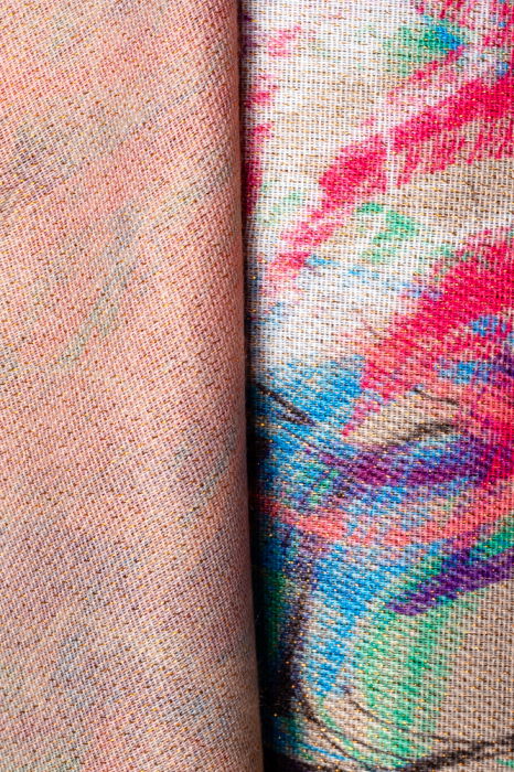 Esarfa cashmere cu fir din lurex, flori stilizate pe fond bej [2]