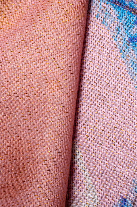 Esarfa cashmere cu fir din lurex, flori stilizate pe fond roz deschis [2]