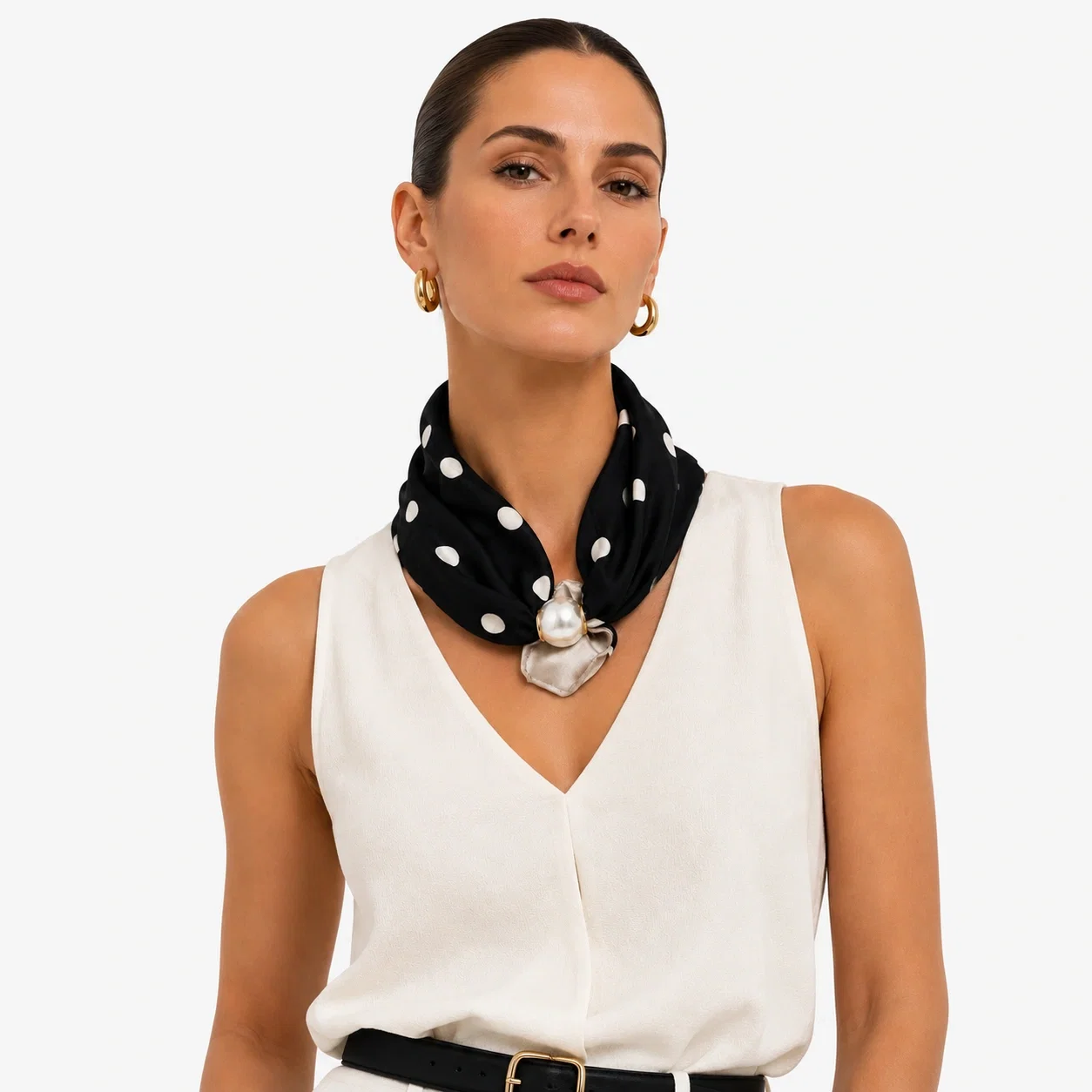 Esarfa colier satinata cu perla decorativa si inchidere magnetica, neagra cu buline albe